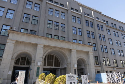 財務省と国税庁の石造りアーチ型出入り口の外観