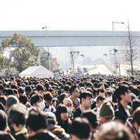 屋外会場の人人人で埋まった行列と混雑した群衆の写真