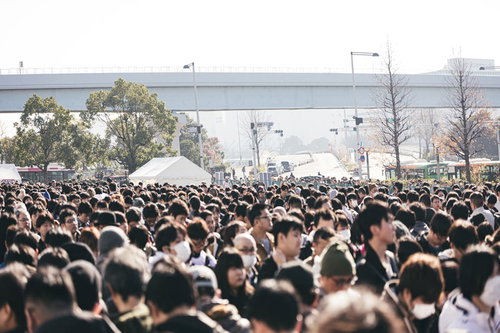 屋外会場の人人人で埋まった行列と混雑した群衆