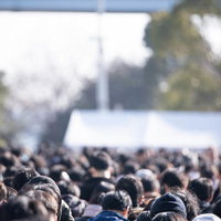 ぎゅうぎゅうに人であふれかえる行列の様子の写真