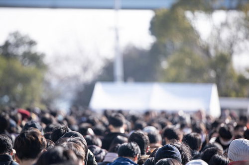 ぎゅうぎゅうに人であふれかえる行列の様子