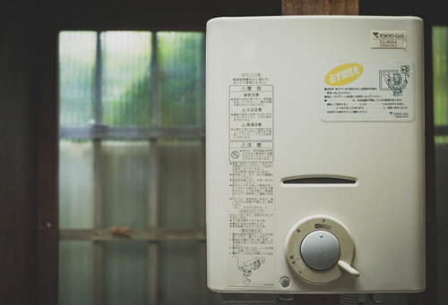 昭和レトロな台所に設置されたガス給湯器、壁付け式の古い住宅設備