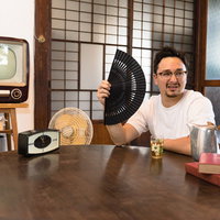 古民家に民泊したものの冷房がなくて暑い外国人男性の写真