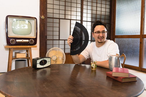 古民家に民泊したものの冷房がなくて暑い外国人男性