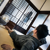 呪いのビデオ視聴後に迫りくる恐怖に慄く男性の写真