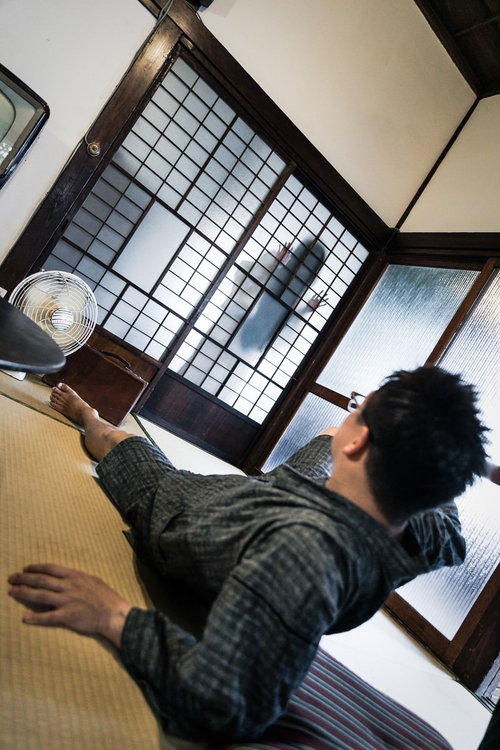 呪いのビデオ視聴後に迫りくる恐怖に慄く男性