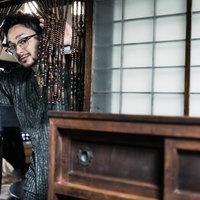 古民家の台所から出てきた外国人男性の写真