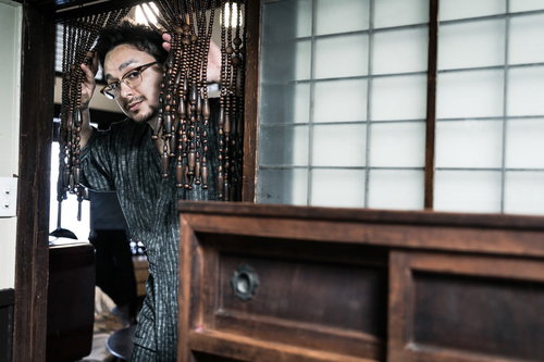 古民家の台所から出てきた外国人男性