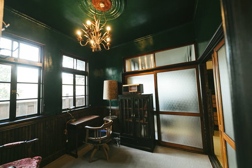 当時は上流層が住んでいたであろう古い洋室の洋館インテリア
