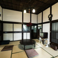 ちゃぶ台がある古民家の8畳和室。昭和レトロな畳の間の写真