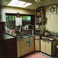 懐かしい昭和の木造家屋の台所～流し台と調理台が残るレトロキッチンの写真