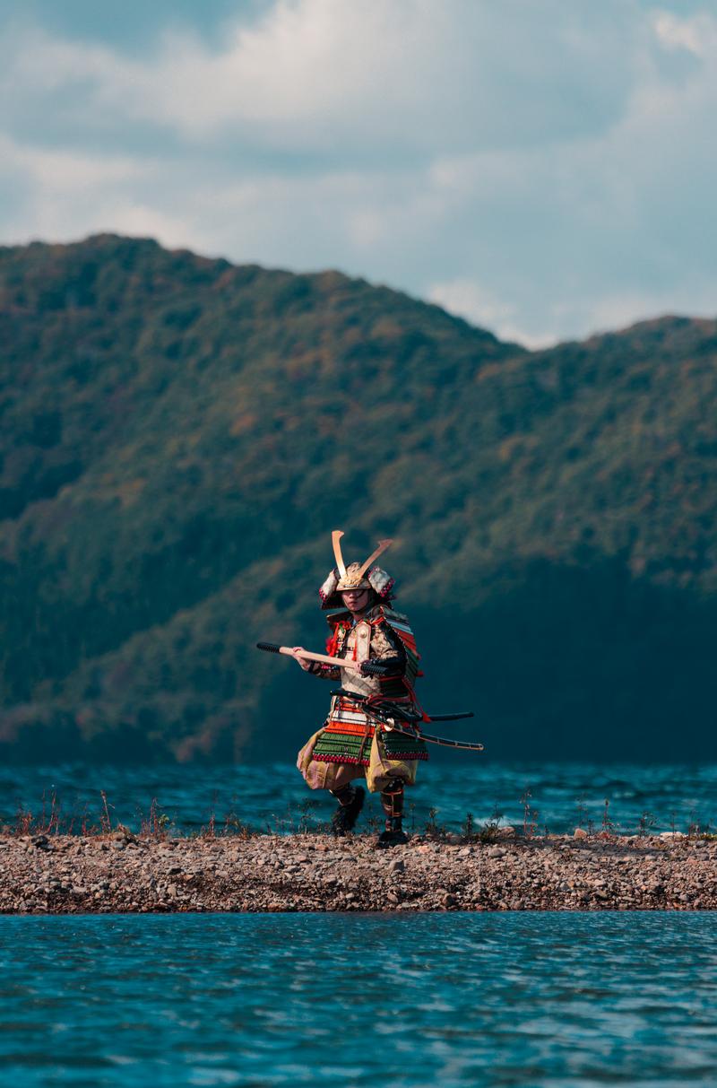 御霊櫃峠で甲冑を纏う侍の壮大な眺め～戦国武士の雄姿の写真素材