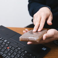 こんにゃくの表面を2本指でスクロールする男性の写真