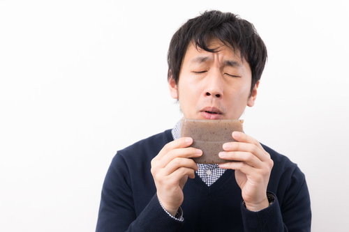 こんにゃくの生臭いにおいを嗅ぐ男性の食品評価