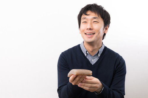 「私こういう者です」とこんにゃくを渡すフリーランス