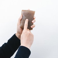 こんにゃくのツボを指さす男性の写真