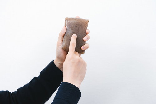 こんにゃくのツボを指さす男性