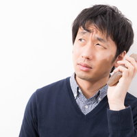 こんにゃくPhoneを使用する男性の写真