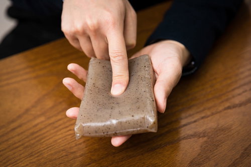 いくら指を押し付けても指紋認証しないと思ったらこんにゃくだった