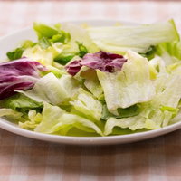 冷蔵庫に入れてた潰れたサラダ、レタスと白菜と赤紫蘇のヘルシー野菜サラダの写真