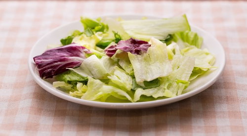 冷蔵庫に入れてた潰れたサラダ、レタスと白菜と赤紫蘇のヘルシー野菜サラダ