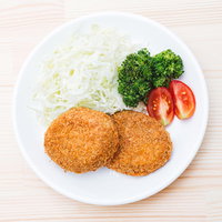 台風の日の定番おかず、揚げたてコロッケと白米、ブロッコリーの写真