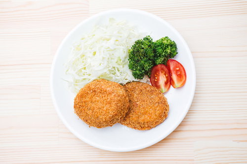 台風の日の定番おかず、揚げたてコロッケと白米、ブロッコリー