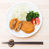 台風接近でコロッケ食べる人が相次ぐ風習の定食の写真