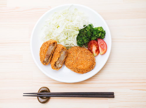 台風接近でコロッケ食べる人が相次ぐ風習の定食