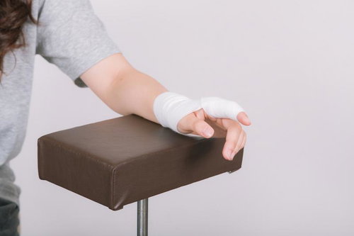 左指を突き指してしまった