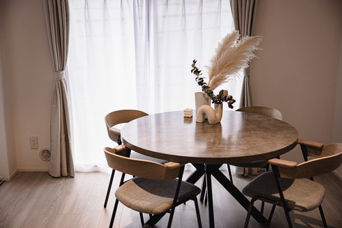 白いパンパスグラスが飾られた4人掛けの丸いテーブル