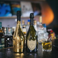 アルマン・ド・ブリニャックとドン・ペリニヨンのシャンパンボトルの写真