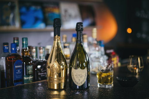 アルマン・ド・ブリニャックとドン・ペリニヨンのシャンパンボトル