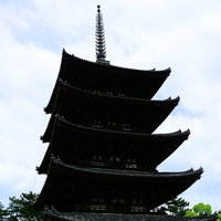 京都の五重塔のシルエットの写真