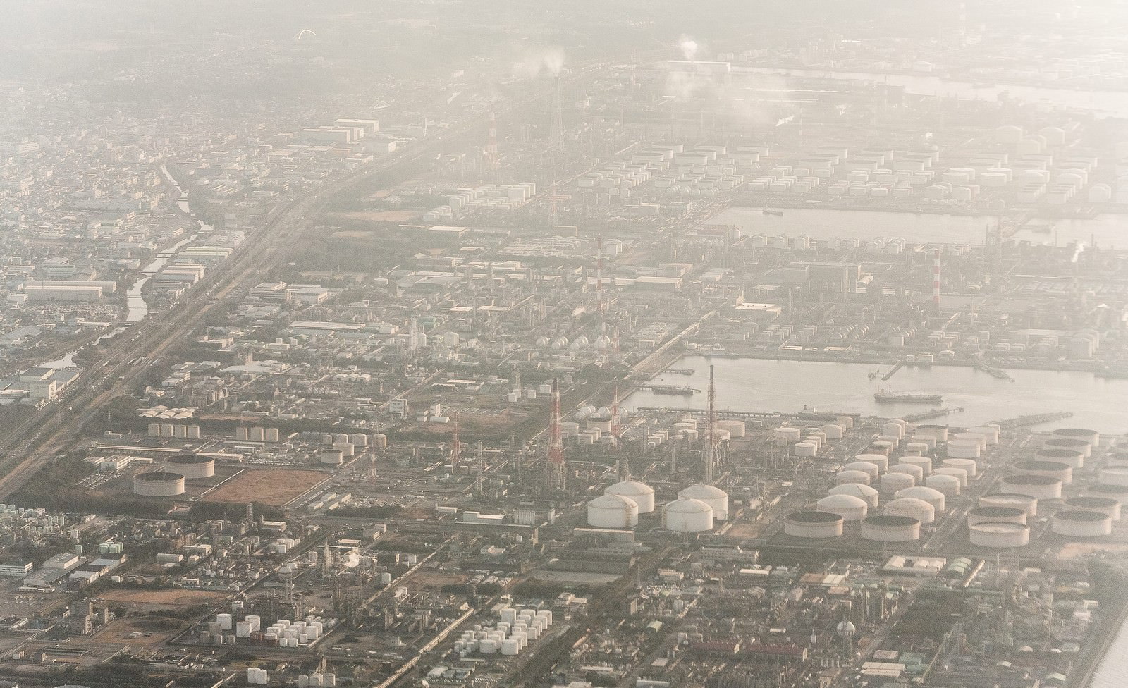 工業地帯の上空から見たスモッグに霞む夕暮れの風景