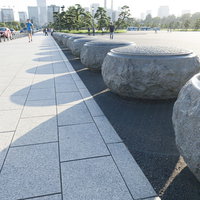 皇居の石畳広場に設置された円形の車両止めの写真
