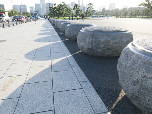 皇居の石畳広場に設置された円形の車両止め