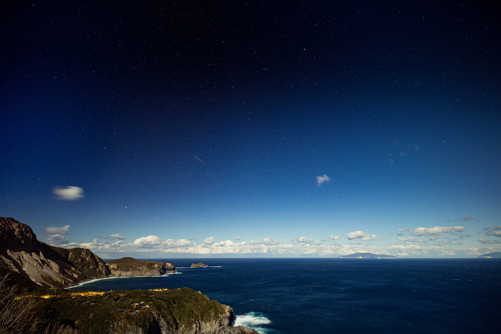 神津島の多幸湾展望台から見る星空と夜景