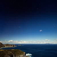 神津島の多幸湾展望台から見る星空と夜景、天体観測スポットの写真