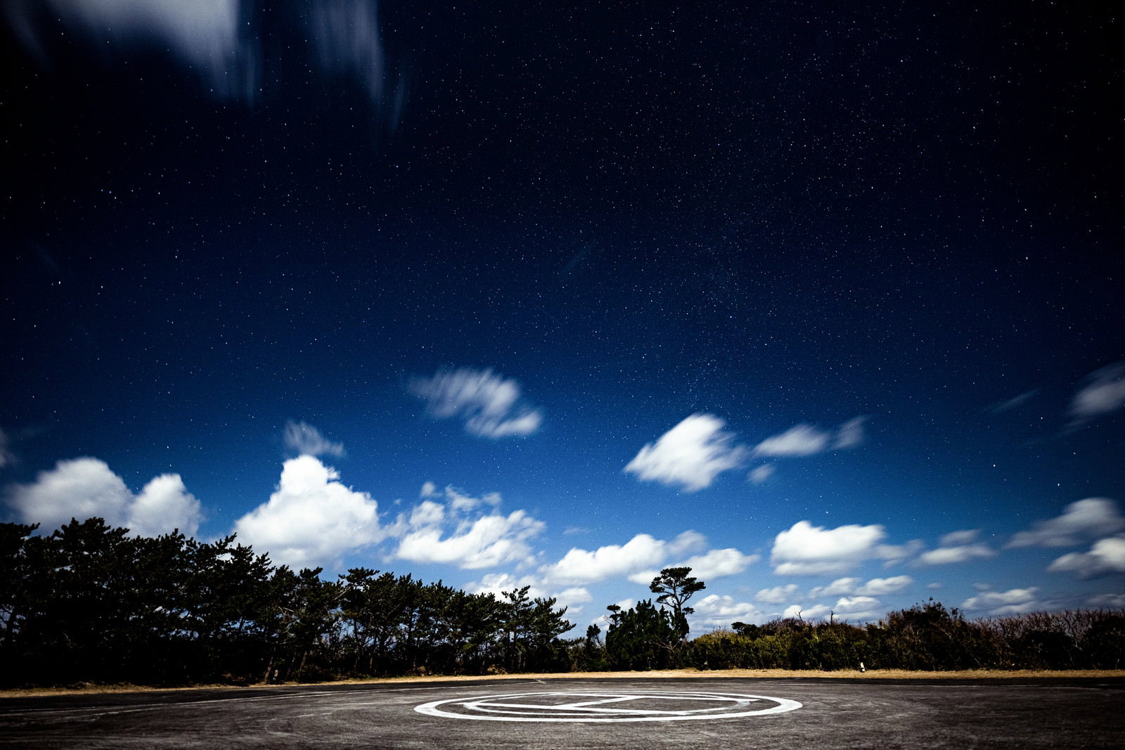 神津島のヘリポート場から撮影した満天の星空と夜景