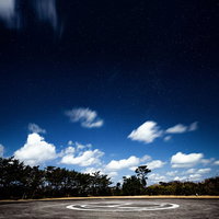 神津島ヘリポート場から見える満天の星空と夜間景観の写真