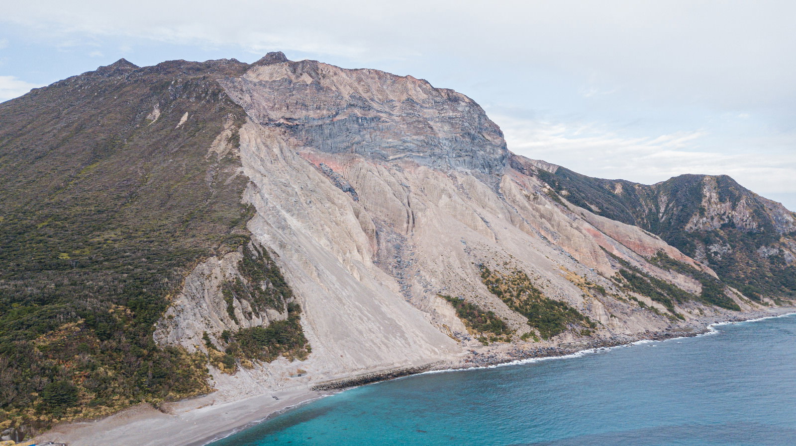 神津島の多幸湾で山の斜面が海に向かって崩落している風景