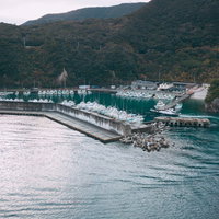 神津島の多幸湾に停泊する漁船と漁港の風景の写真