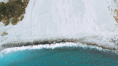 神津島の多幸浜に並ぶ消波ブロック、白い砂浜と青い海を守る防波堤