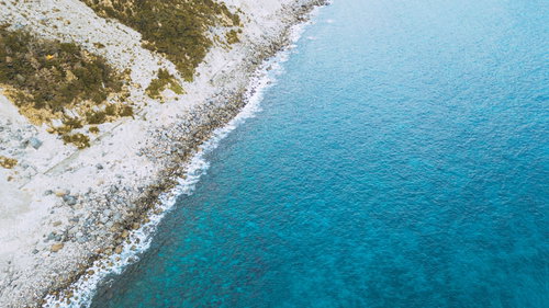 岩がゴロゴロする神津島の多幸浜海岸を空撮で捉えた景色