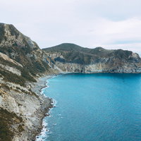 多幸湾上空から砂糖山方面を望む神津島の景観の写真