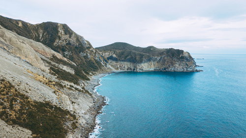 多幸湾上空から砂糖山方面を望む神津島の景観