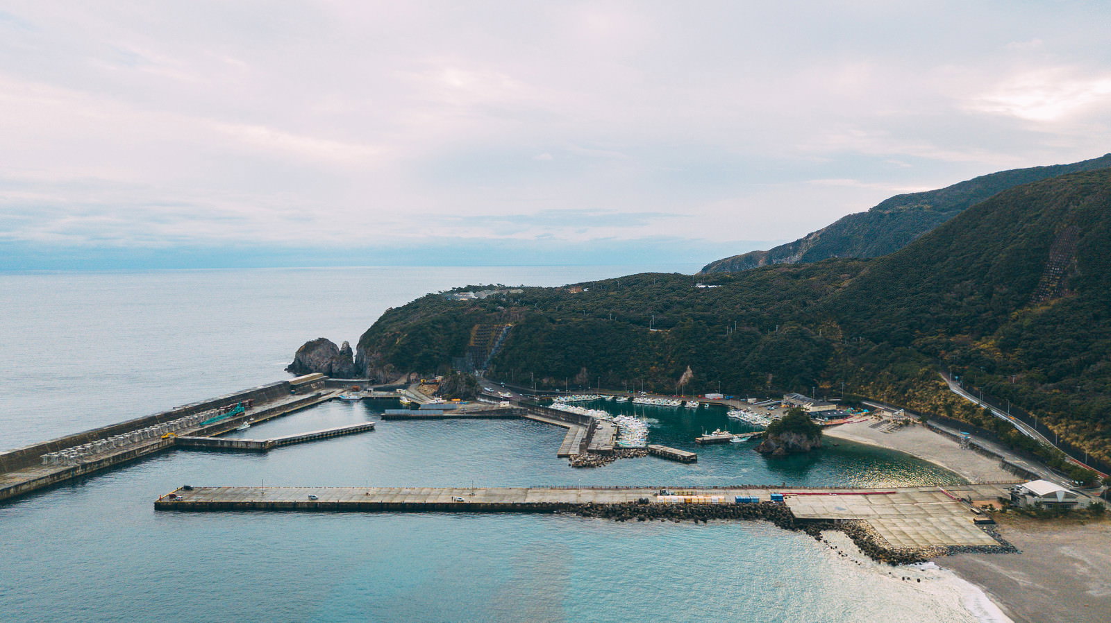 神津島の多幸湾を上空から撮影した漁港の風景