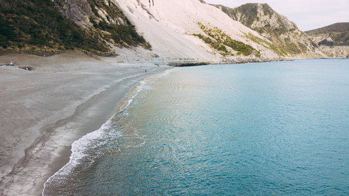 神津島の多幸湾海水浴場、エメラルドグリーンの海と波打ち際