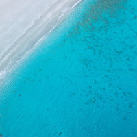 東京の離島・神津島の多幸湾、透き通るエメラルドグリーンの海の写真